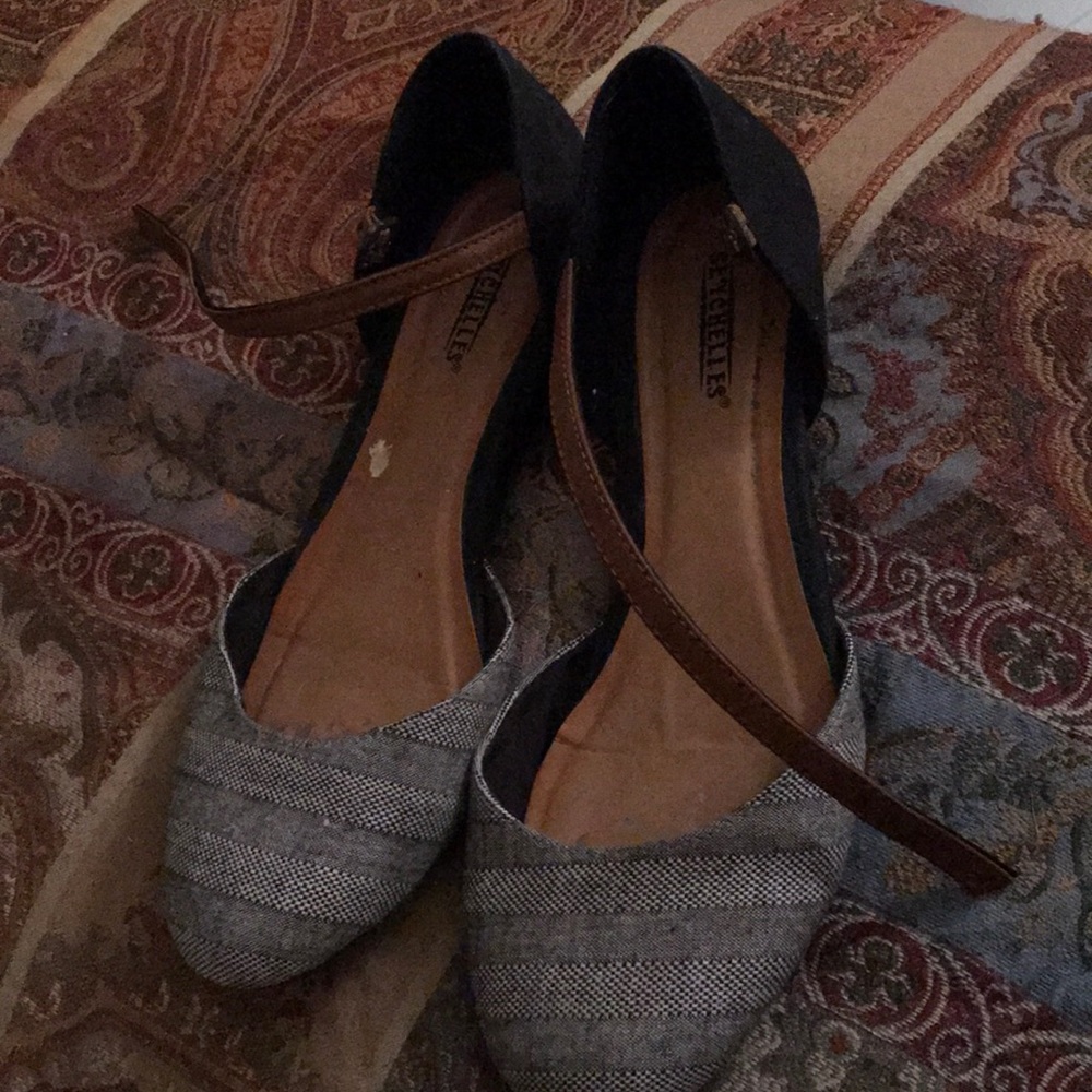 Grey flats with buckle
